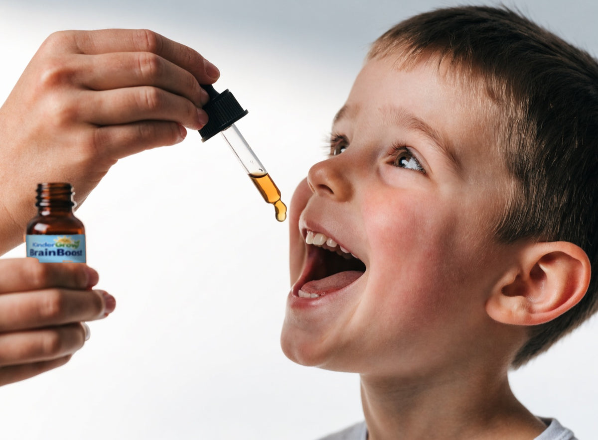 Kisfiú nevetve várja a cseppet a pipettából