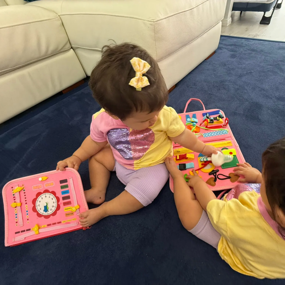 Dos niñas jugando con un libro Montessori Kinderboard