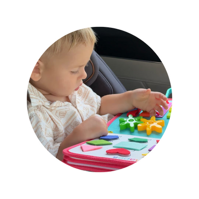 Niño jugando con Kinderboard durante un viaje