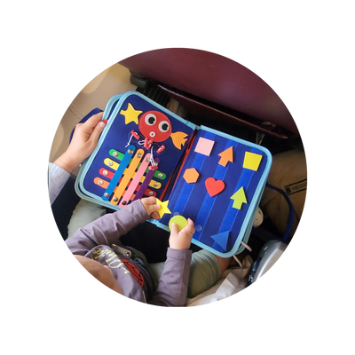 Niño utilizando las actividades de Kinderboard