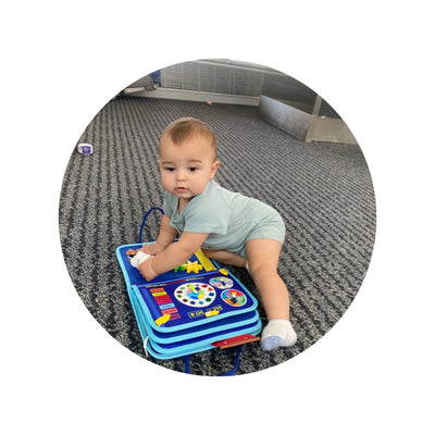 Niño sentado jugando con Kinderboard
