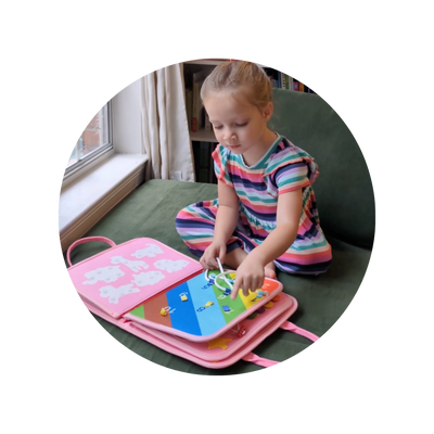 Niña jugando con su Kinderboard rosa